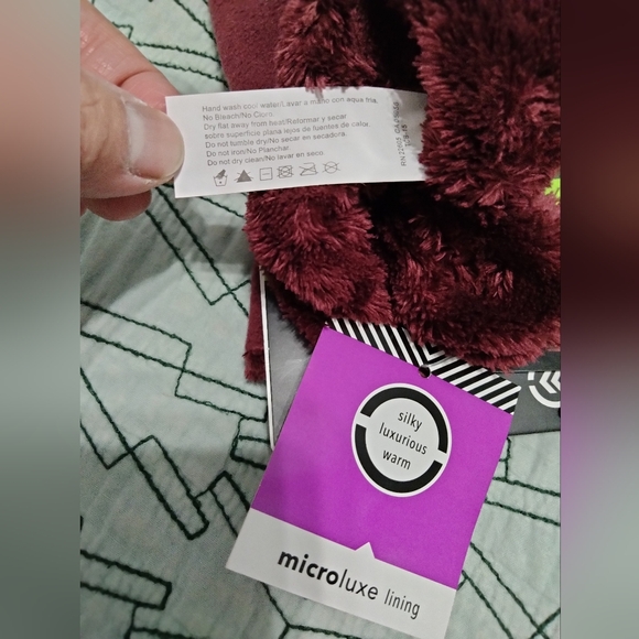 Isotoner Gloves - Picture 10 of 10